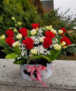 Aranjament floral cu trandafiri