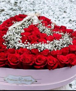 Cutie cu 43 trandafiri rosii in forma de inima