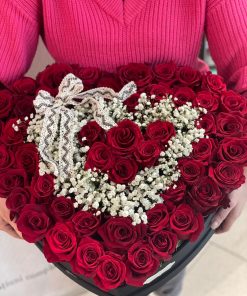Cutie cu 43 trandafiri rosii in forma de inima, perfecta pentru Valentine`s Day. Florile pot fi îmbobocite, sau poate diferi nuanța, în funcție de disponibilitatea pe stoc. Poza prezintă un aranjament floral real, așa cum a fost realizat și livrat la comanda unui client Expresii Florale. Poate fi lucrat și în alte culori, puteți menționa acest lucru în nota de comandă. Ghiveciul/cosul/cutia poate să difere în funcţie de disponibilitatea pe stoc. Culorile florilor pot sa difere in functie de disponibilitatea pe stoc. Veti fi contactat telefonic in cazul unor modificari majore. Produsul este perisabil. Nu se returneaza. Orice comandă poate fi însoţită de o felicitare cu un mesaj completat de dumneavoastră în formularul de comandă. Gasiti felicitarea in categoria Produse – felicitari. Orice comanda poate fi insotita de un tort, bomboane sau sampanie. Le gasiti in categoria Produse – cadouri. Livrarea in orasul Bacau este gratuita. Daca doriti livrare in afara orasului, adaugati in cos costul transportului. Selectati din categoria Produse – livrare in judet numarul de kilometri pana la destinatar (doar dus). Modul de intretinere al florilor il gasiti in categoria Cum se intretin florile? Livrare gratuita in Bacau. Trandafirii pot fi si alta culoare. Aceasta cutie cu 43 trandafiri rosii in forma de inima, cu siguranta v-a fi foarte apreciata.